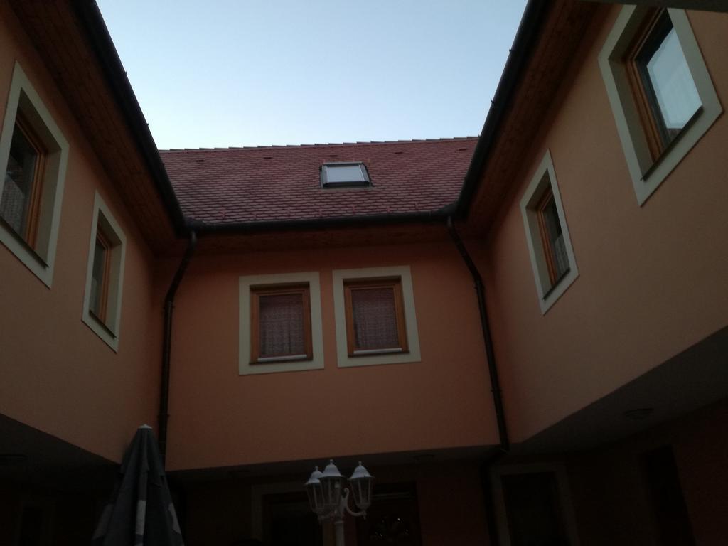 Hotel Arany Trofea Eger Exteriör bild
