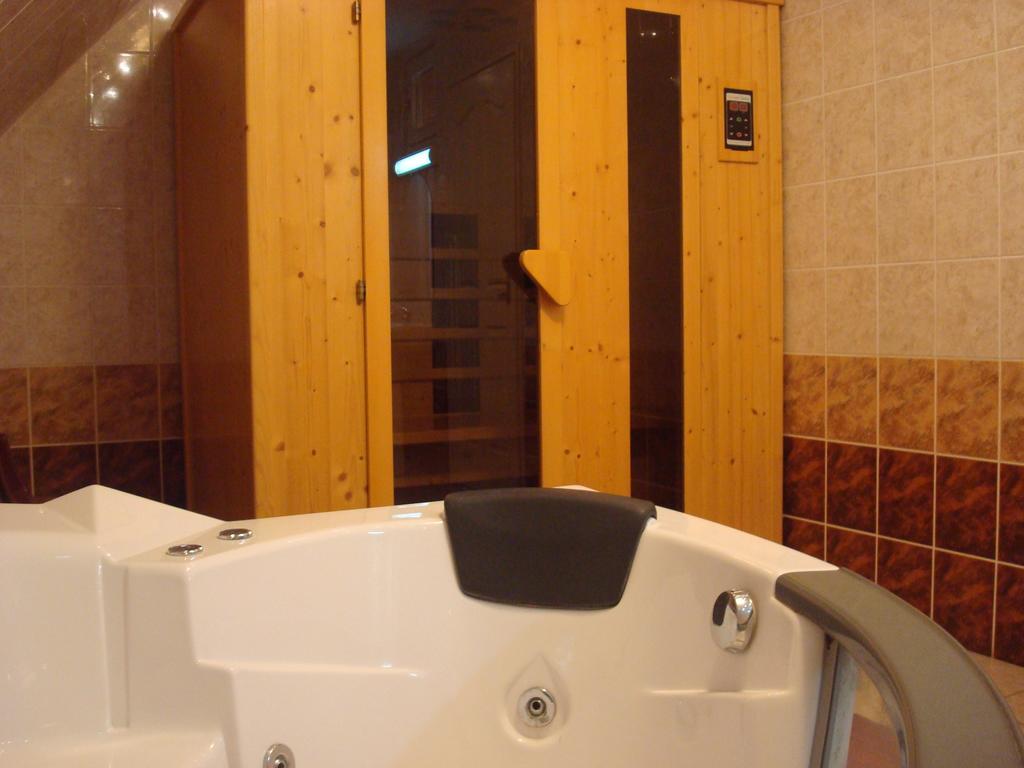 Hotel Arany Trofea Eger Exteriör bild